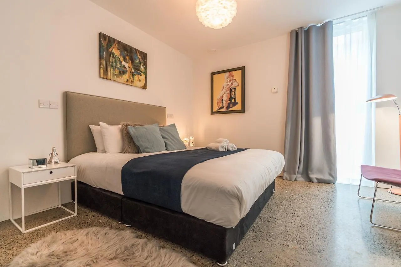 The Phil Lynott Suite - Hiphipstay Dublin Guest house